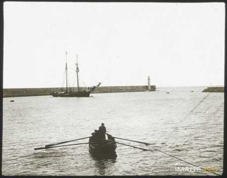 Barque et bateau de pêche (Binic-Étables-sur-Mer)
