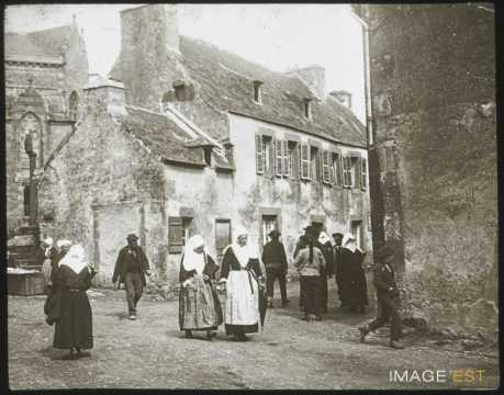Femmes et hommes en costumes traditionnels (Plougastel-Daoulas)