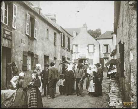 Femmes et hommes en costumes traditionnels (Plougastel-Daoulas)