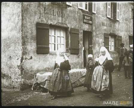 Femmes et hommes en costumes traditionnels (Plougastel-Daoulas)