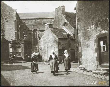 Femmes en costumes traditionnels (Plougastel-Daoulas)