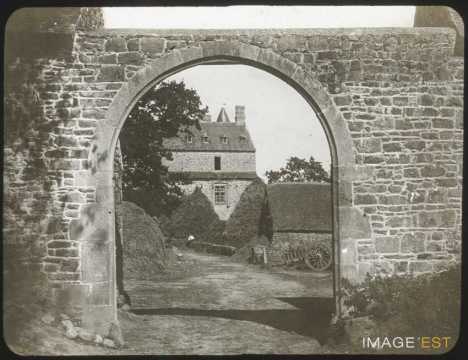 Entrée de château (Ploëzal)