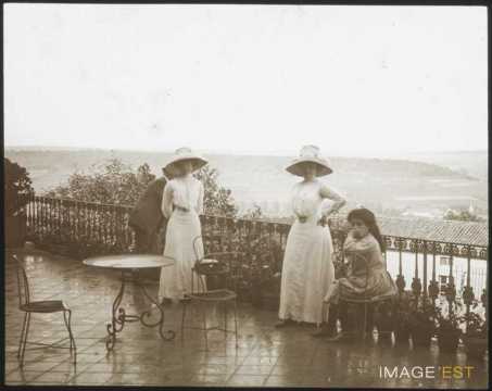 Femmes sur une terrasse (Bourmont-entre-Meuse-et-Mouzon)