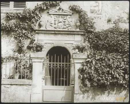 Porte sculptée (Amance)