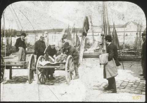 Chariots dans un port (Bretagne ?)