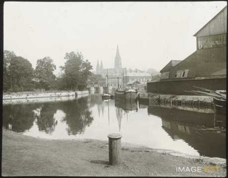 Cours d'eau et église
