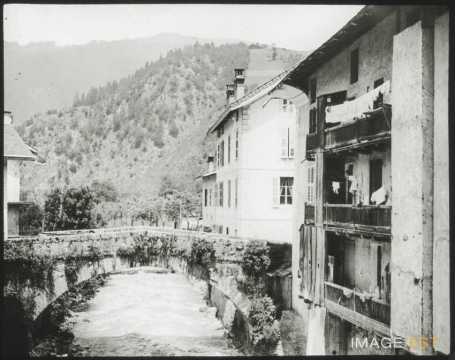 Habitations au bord d'une rivière (Beaufort-sur-Doron)