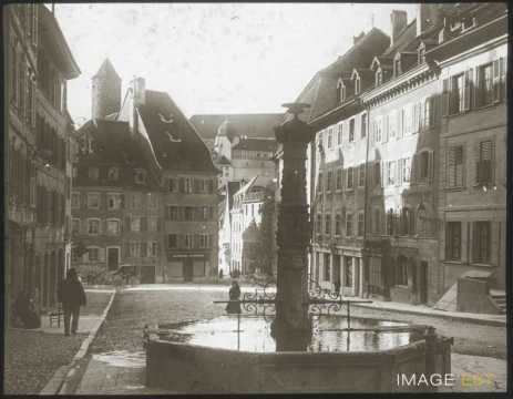 Fontaine et place