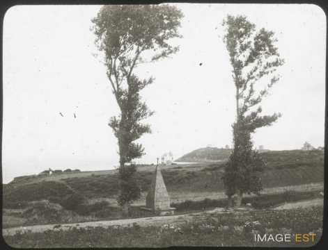 Monument surmonté d'une croix (Saint-Quay-Portrieux)