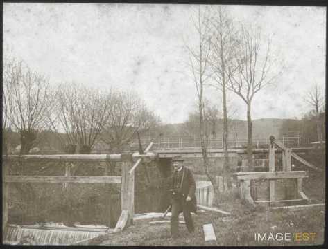 Homme devant une écluse (Cirey-sur-Blaise)