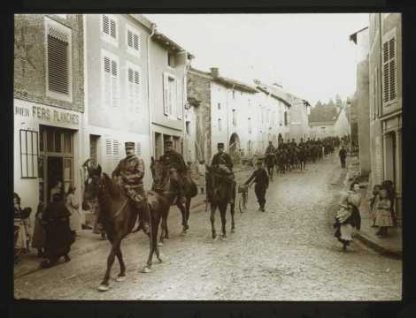 Arrivée d'une batterie d'artillerie (Ville-sur-Illon)