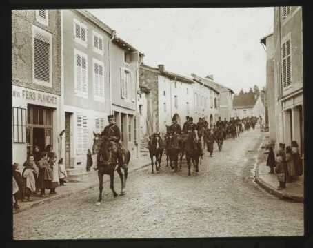 Arrivée d'une batterie d'artillerie (Ville-sur-Illon)