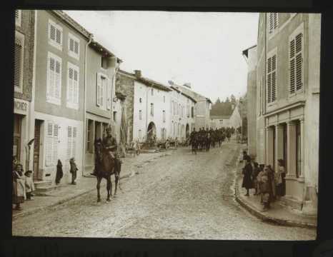 Arrivée d'une batterie d'artillerie (Ville-sur-Illon)