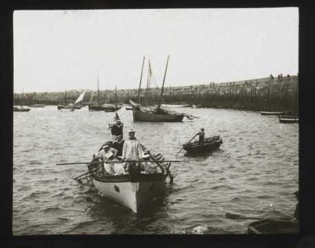 Marins sur un canot (Saint-Malo)