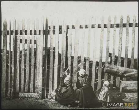 Femmes discutant (Saint-Malo)