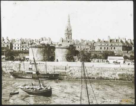 Quais et porte Saint-Thomas (Saint-Malo)