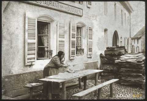 Vendeuse de journaux (Wisembach)
