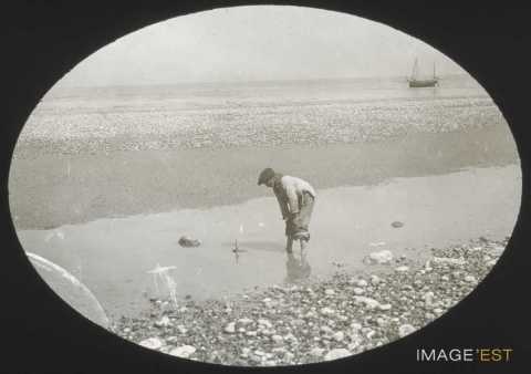 Enfant sur la plage (Dieppe)