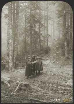 Hommes lisant une carte (Gigney)