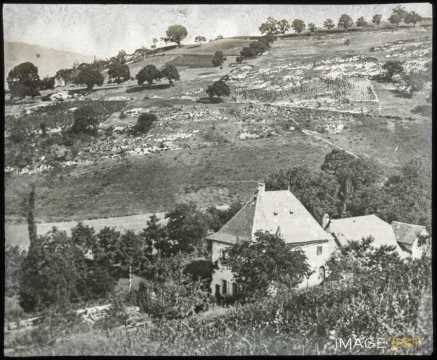 Maisons au pied d'une colline (Chambéry)