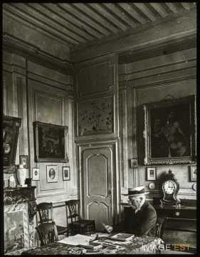 Homme dans la maison de Jean-Jacques Rousseau (Chambéry)
