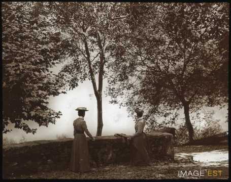 Femmes sur une terrase (Saint-Pierre-de-Curtille)