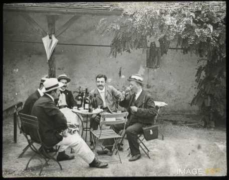 Hommes attablés (Saint-Pierre-de-Curtille)