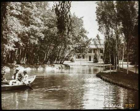 Promenade en barque (Challes-les-Eaux)