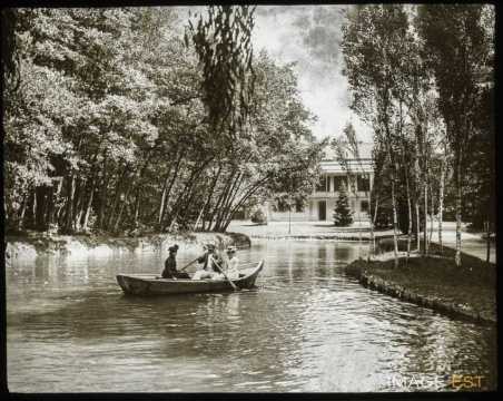 Promenade en barque (Challes-les-Eaux)