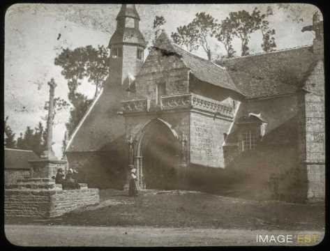 Enfants devant une chapelle (Plouha)