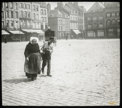 Passants sur une place (Belgique ?)
