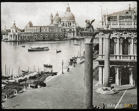 Colonnes de la place Saint-Marc et basilique Sainte-Marie-du-Salut (Venise)