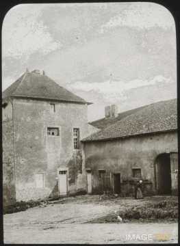 Femme devant une ferme (Agincourt)