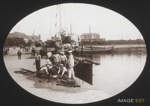 Marins sur les quais (Saint-Malo)