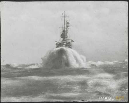 Vague sur un cuirassé (Toulon)