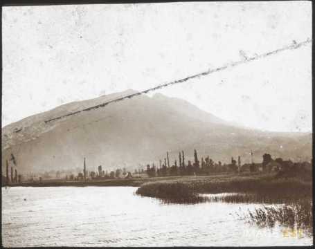 Cour d'eau et colline