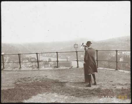 Homme utilisant une longue vue (Dinant)