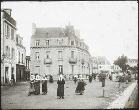 Bretonnes sur les quais (Concarneau)