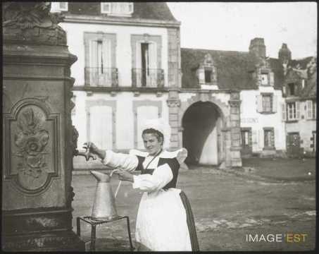 Bretonne à une fontaine (Concarneau)