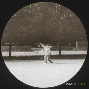 Homme jouant au tennis (Malzéville)