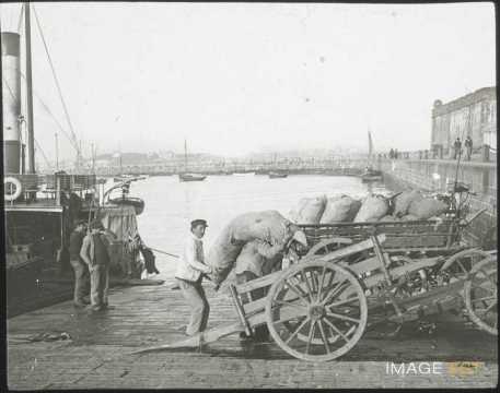 Déchargement de navire (Saint-Malo)