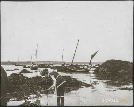 Femme à la pêche (Saint-Quay-Portrieux)