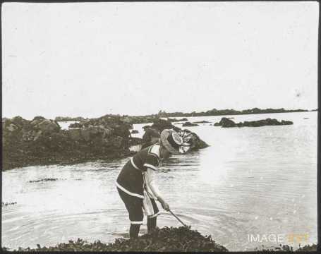 Femme à la pêche (Saint-Quay-Portrieux)