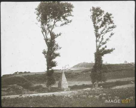 Monument surmonté d'une croix (Saint-Quay-Portrieux)