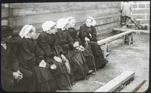Femmes en costume traditionnel (Saint-Quay-Portrieux)