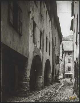 Rue à arcades (Saint-Étienne-de-Tinée)