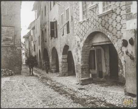 Rue à arcades (Saint-Étienne-de-Tinée)