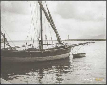 Bateau amarré (Cannes)
