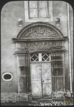 Porte sculptée (Ville-sur-Illon)