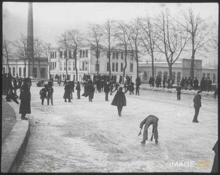 Patineurs sur le canal (Nancy)